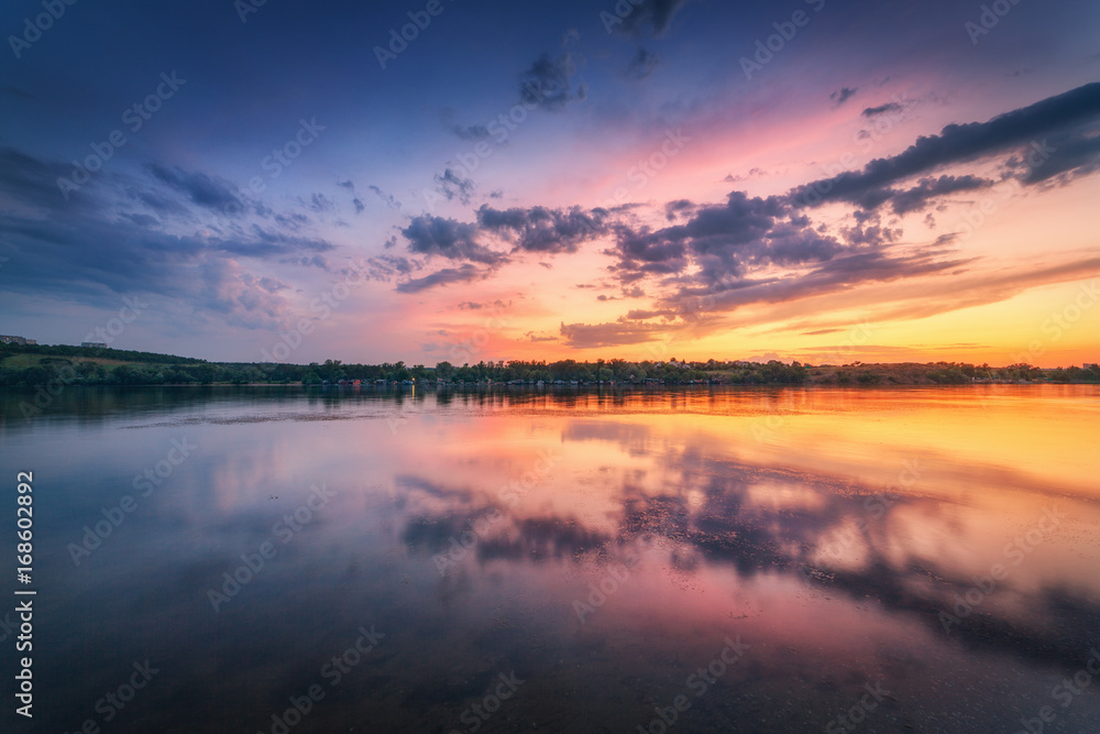 日落时，河流的美景和云朵的多彩天空。湖泊的壮丽景观，蓝色