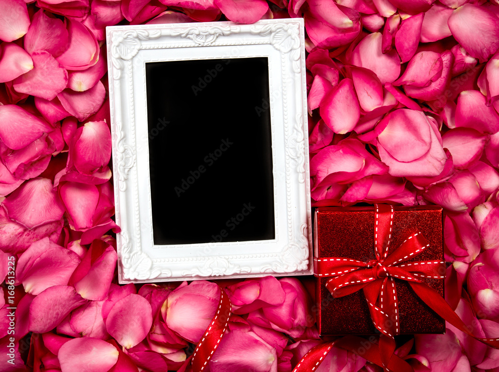 空相框，带甜粉色玫瑰花瓣和红色礼盒，浪漫和爱情卡片概念