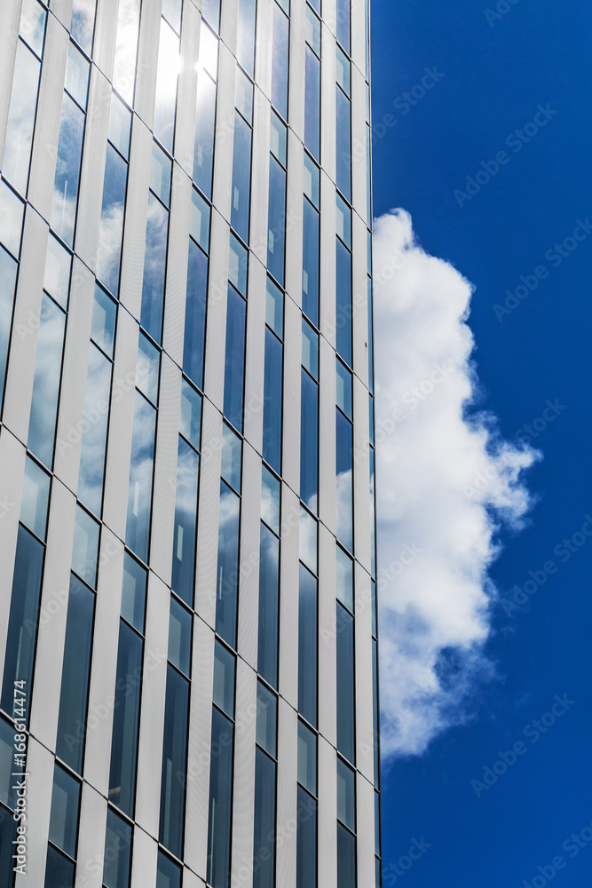 ビルに映る青空と雲