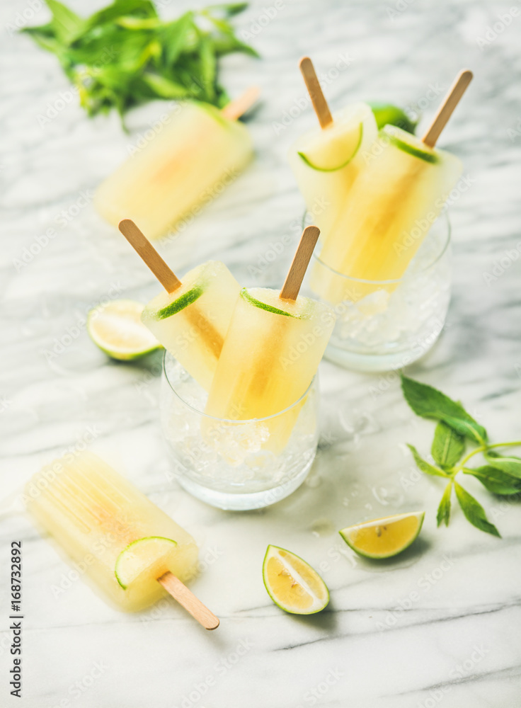 夏季清爽柠檬水冰棍，配酸橙和薄荷，配碎冰，选择性聚焦