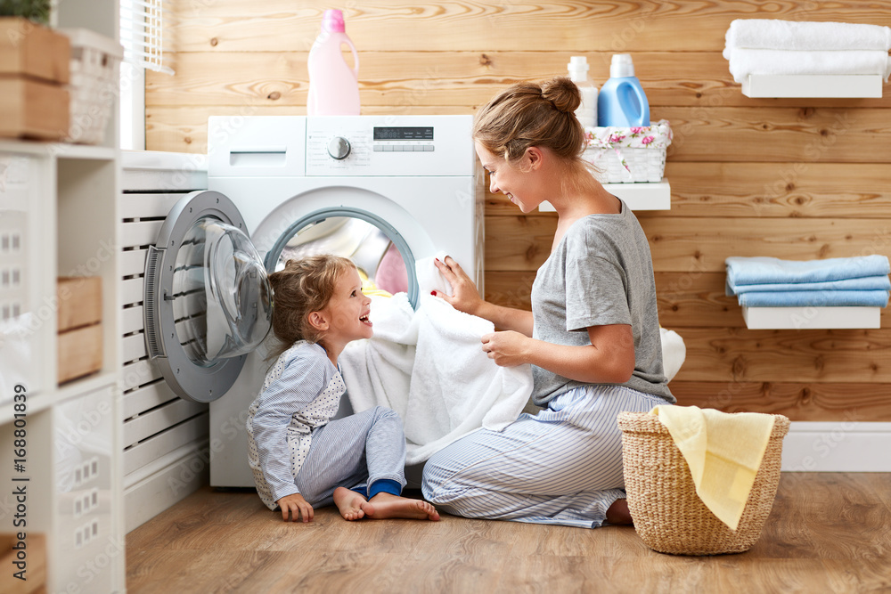 快乐家庭母亲家庭主妇和孩子在洗衣机里