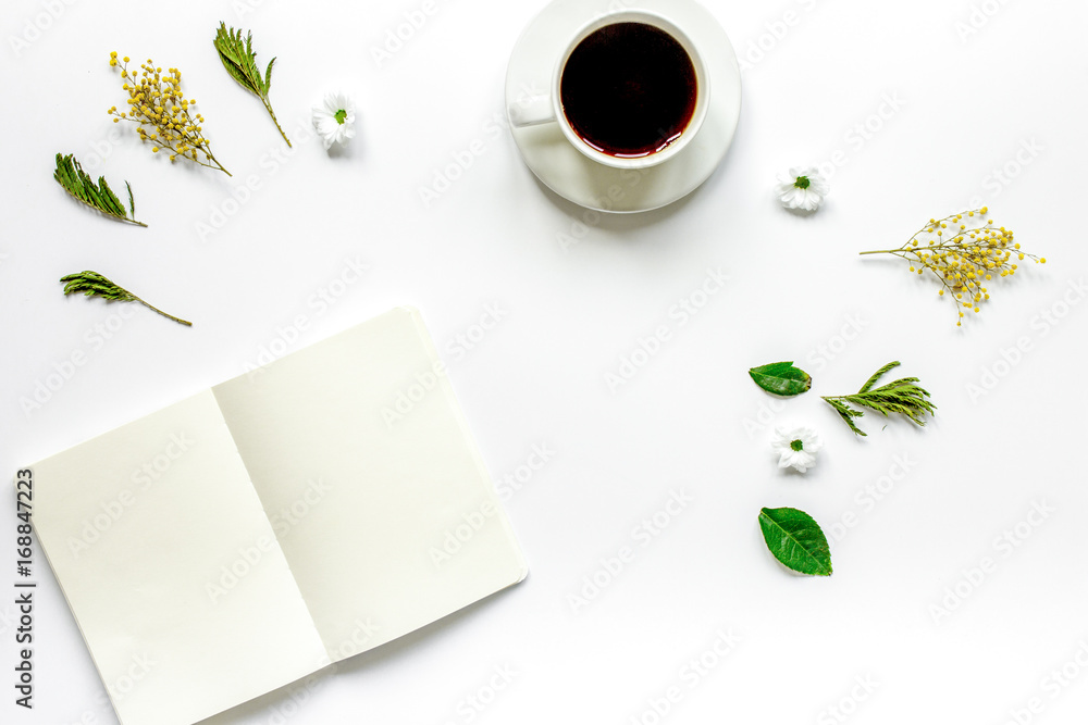 Copybook，americano and flowers on white table top-view mock（白色桌面上的文案、美洲菜和鲜花实物模型）