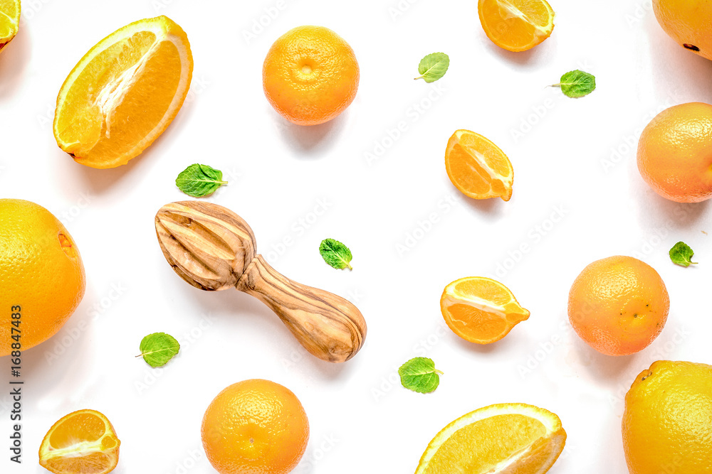 在白色背景俯视图上切橙子做多汁的早餐