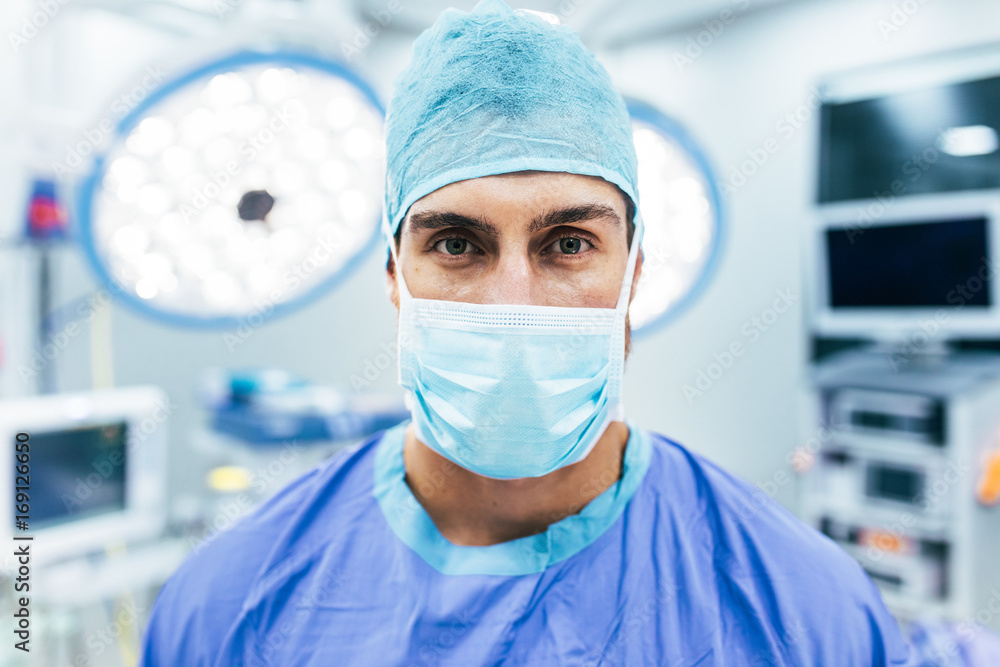 外科医生在手术室戴着外科口罩和磨砂膏