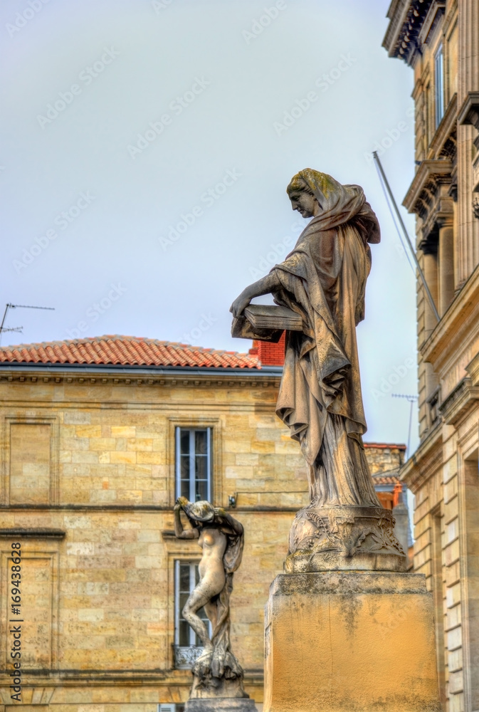 法国波尔多大学雕像