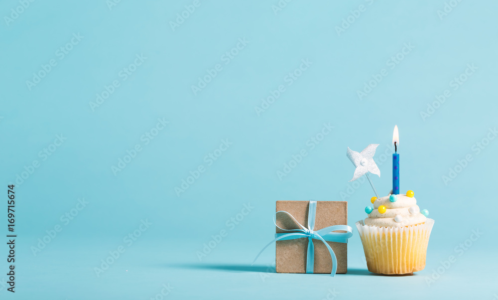纸杯蛋糕配蜡烛和礼品盒庆祝主题