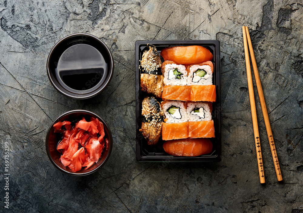 石桌上寿司和卷的变体。寿司卷，生鱼片用筷子套装。俯视图
1769205809,带有垃圾纹理的涂鸦