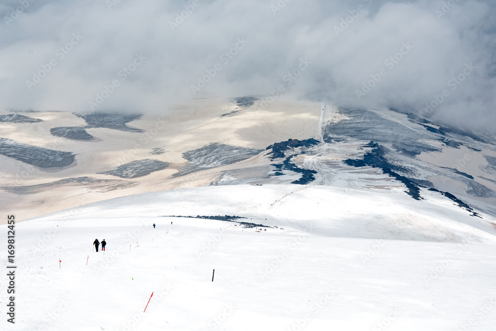 冬天晴朗的日子里，雪覆盖了埃尔布鲁斯山脉