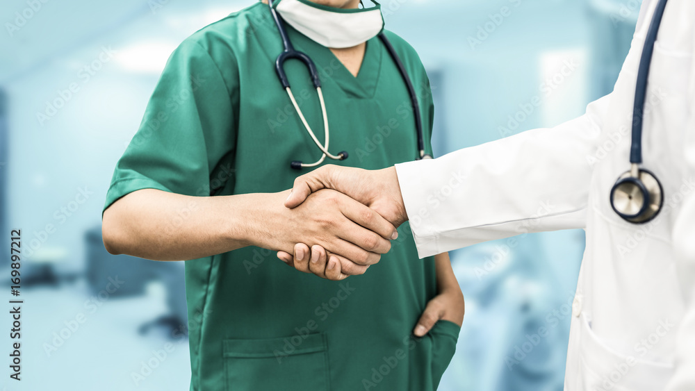 医生握手。医务人员团队合作。