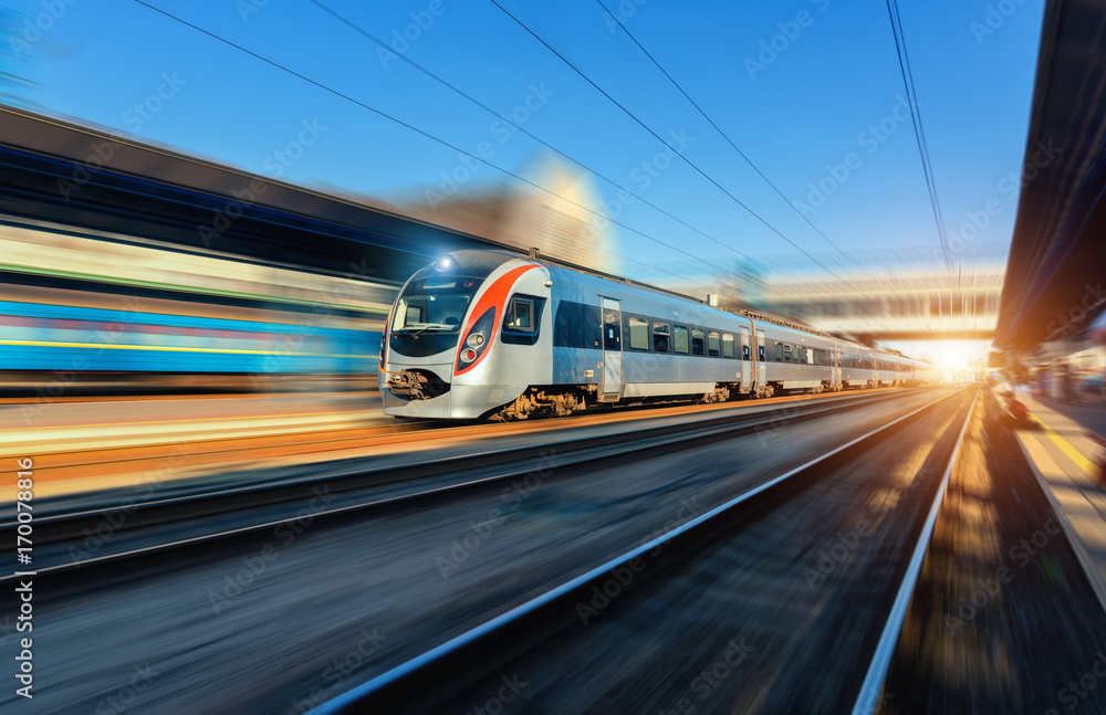 欧洲日落时分，高速列车在火车站行驶。现代城际列车在