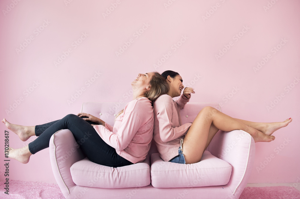 女性朋友一起坐在客厅里