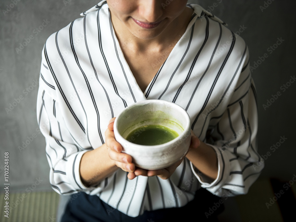 女性制作东方绿茶日本仪式