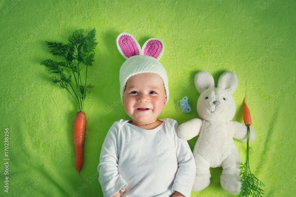 戴兔子帽的婴儿吃胡萝卜