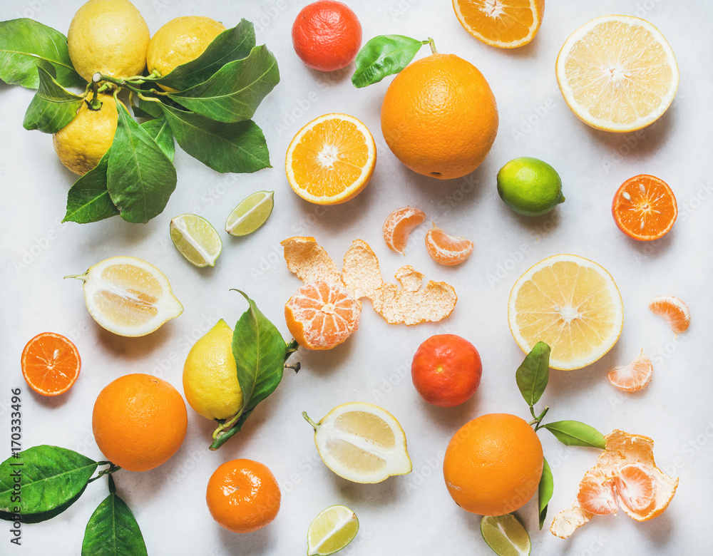 各种新鲜柑橘类水果，用于在浅灰色大理石餐桌背景上制作果汁或奶昔，
