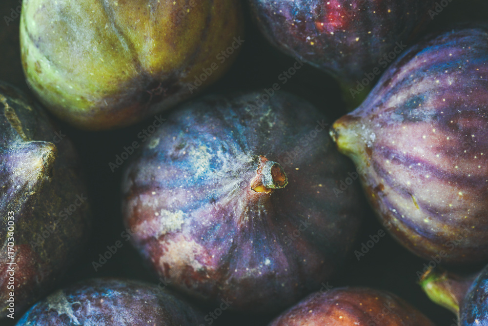 新鲜成熟的时令紫色无花果特写，俯视图，水平构图。食物质地和背面