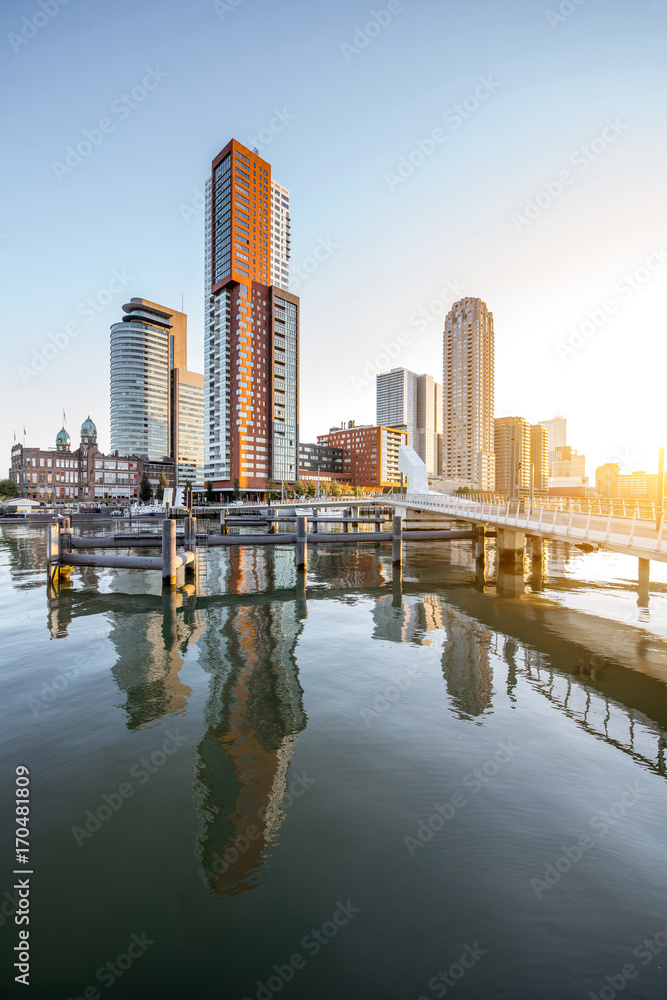 早上在Rijn港口欣赏到拥有美丽摩天大楼的现代化地区的城市景观