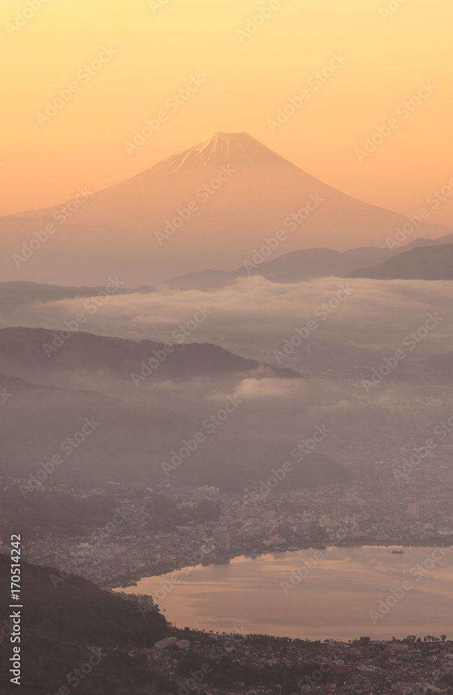 清晨的富士山和水洼湖