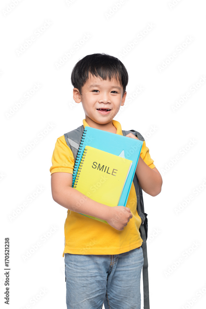 可爱的微笑男孩的画像，背着背包，带着五颜六色的书，教育和返校理念