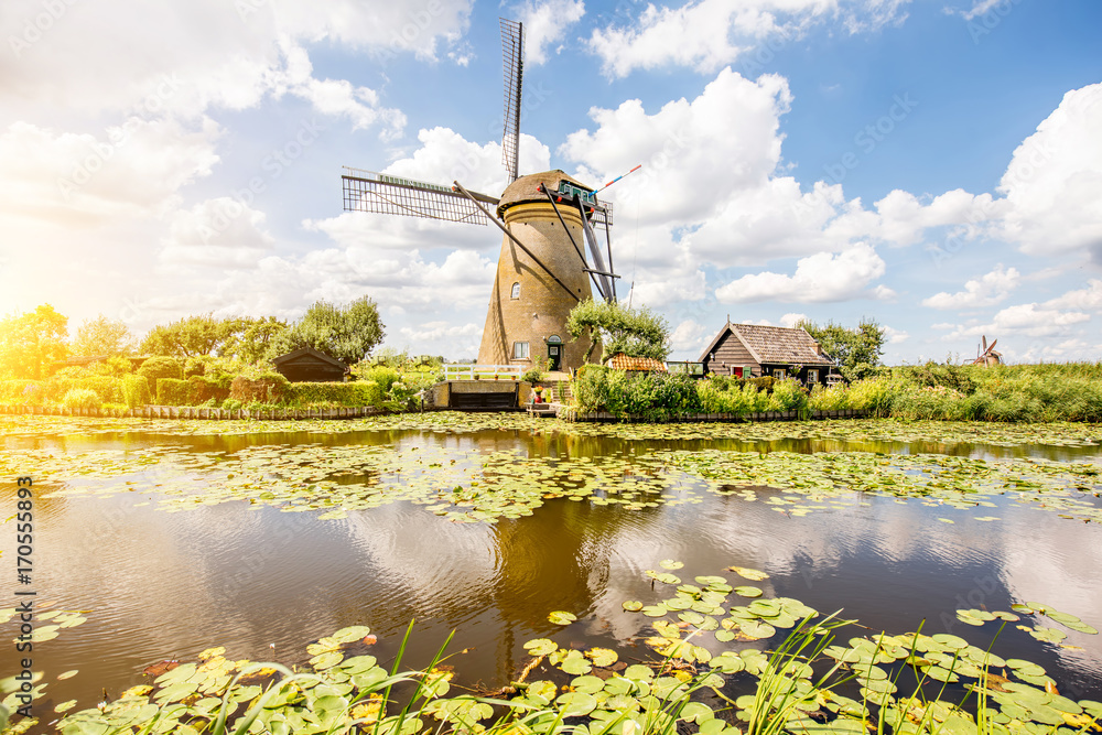 荷兰Kinderdijk村晴朗天气下的旧风车景观