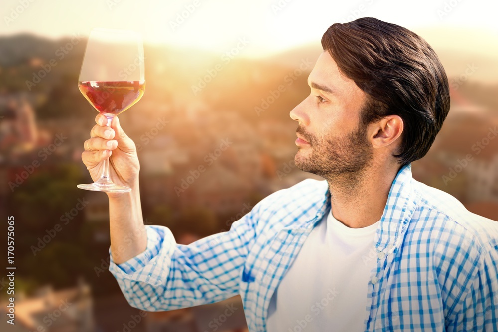 男子看着一杯红酒的合成图像
