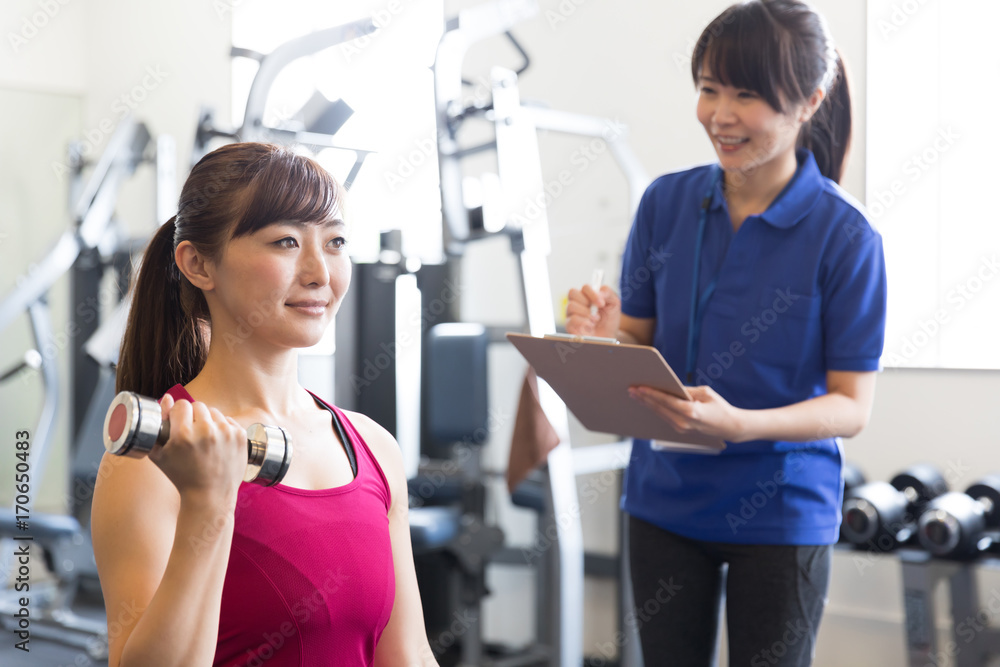运动型亚洲女性在健身房锻炼