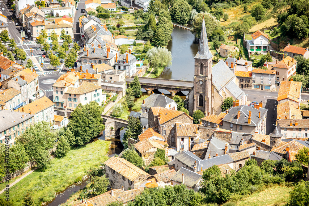 法国坎塔尔地区圣弗洛尔镇鸟瞰城市景观