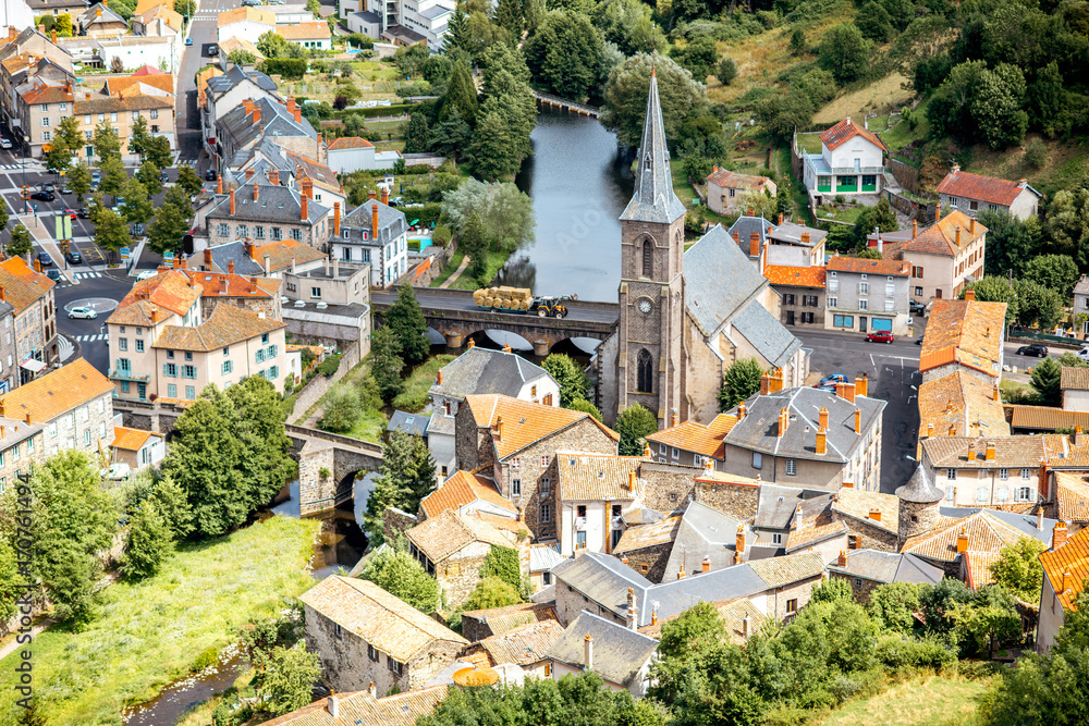 法国坎塔尔地区Saint-Flour镇的空中城市景观