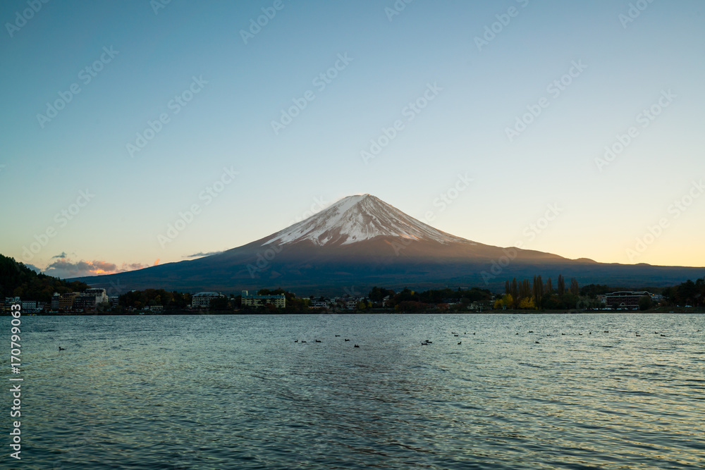 日落时分的富士山，日本。