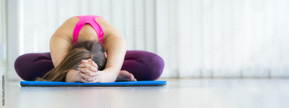 年轻女性锻炼伸展背部瑜伽姿势