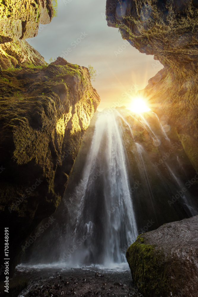 独特的Gljufrabui瀑布