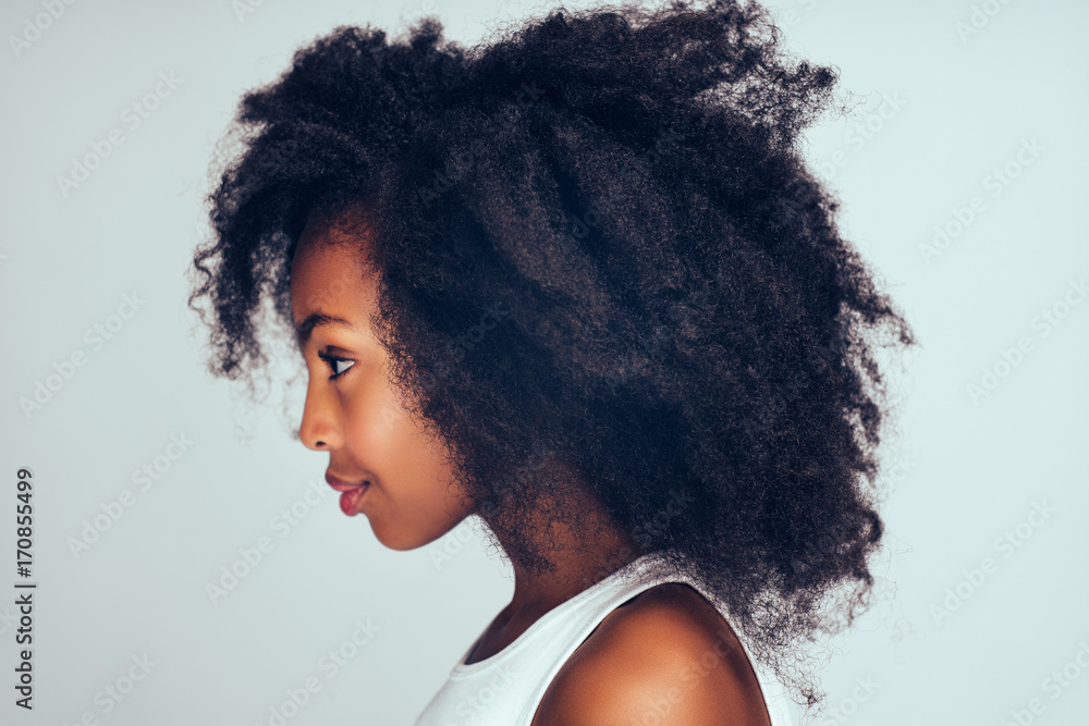 一个留着卷发的可爱非洲小女孩的简介