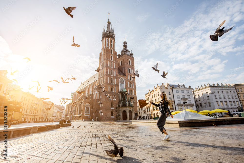 K日出时鸽子飞翔，俯瞰中央广场和著名的圣玛丽大教堂