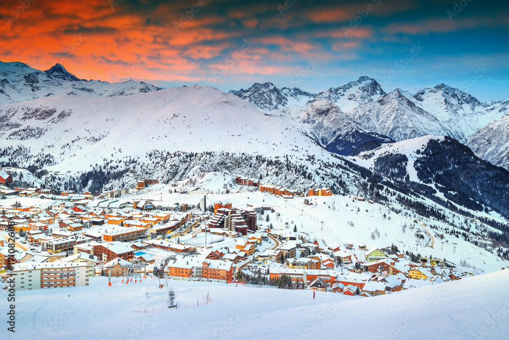 欧洲法国阿尔卑斯山的奇妙日出和滑雪胜地