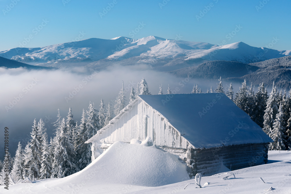 冬季群山中的雪地小屋