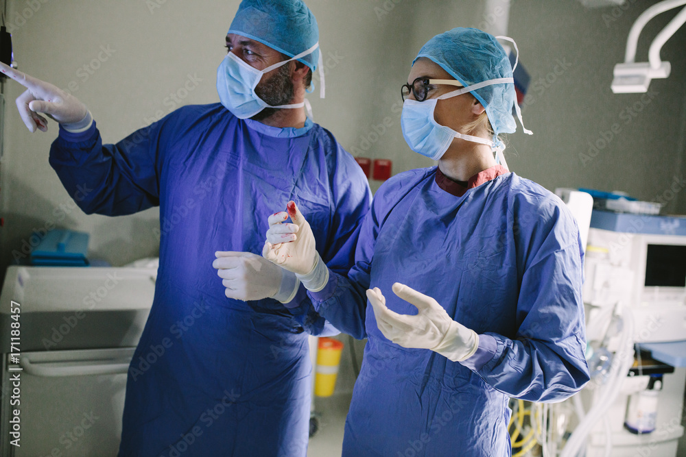 外科医生在手术过程中查看医疗监视器