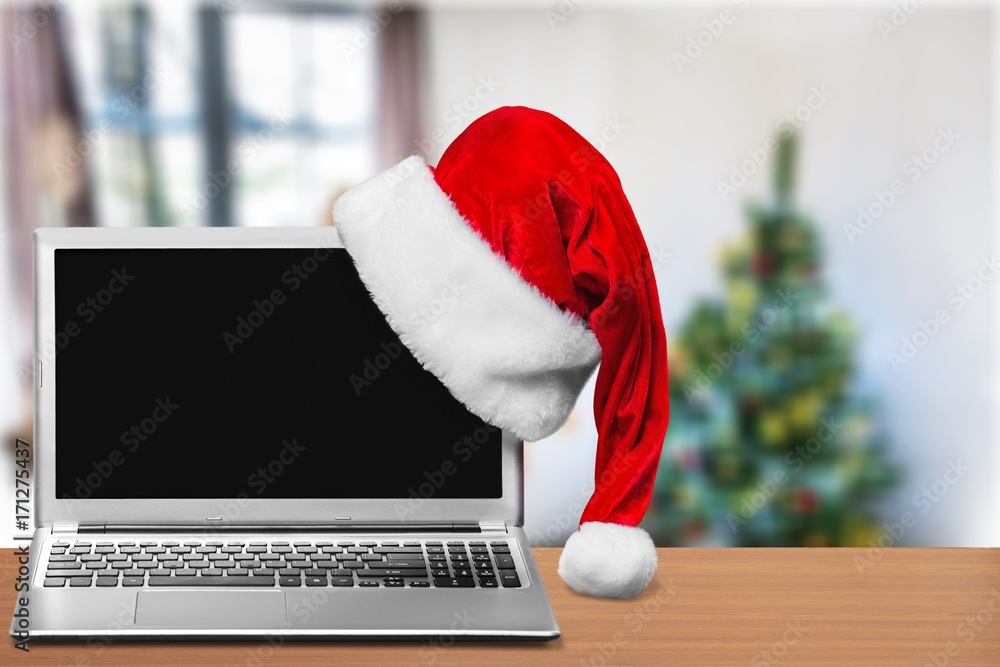 带圣诞帽的笔记本电脑。