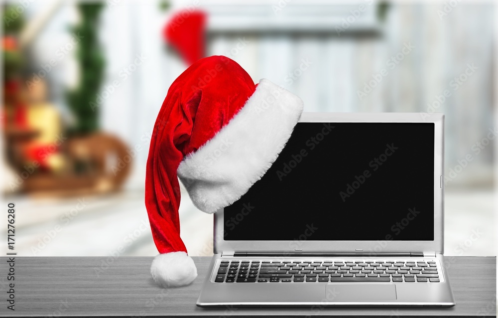 带圣诞帽的笔记本电脑。