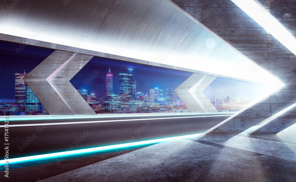 玻璃隧道中的现代柏油路，背景是美丽的城市天际线。夜景。