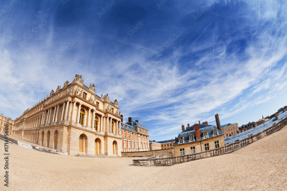法国凡尔赛宫，多云的天空
