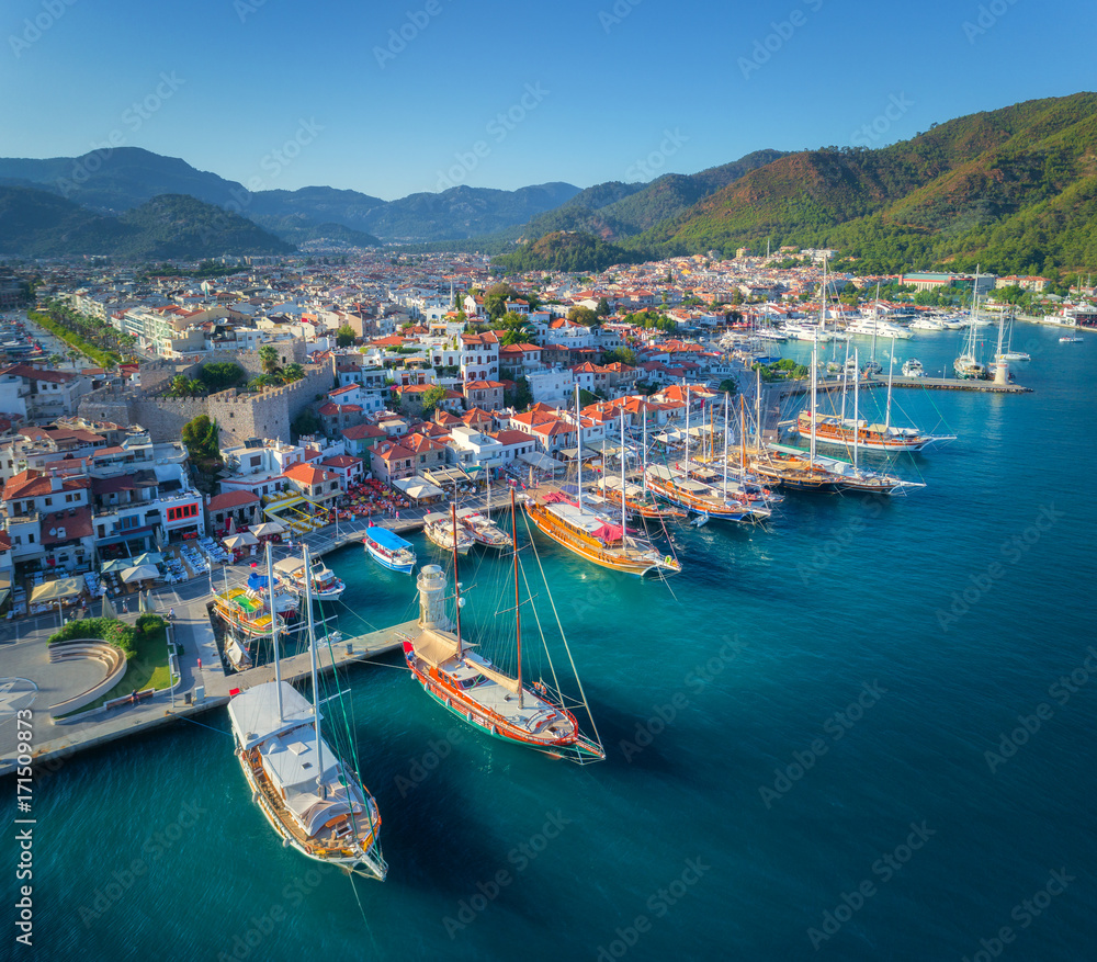 土耳其马尔马里斯日落时的船只和美丽建筑鸟瞰图。五颜六色的风景wi