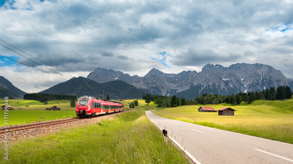 德国巴伐利亚州米滕瓦尔德附近的Karwendel Panorama现代化列车