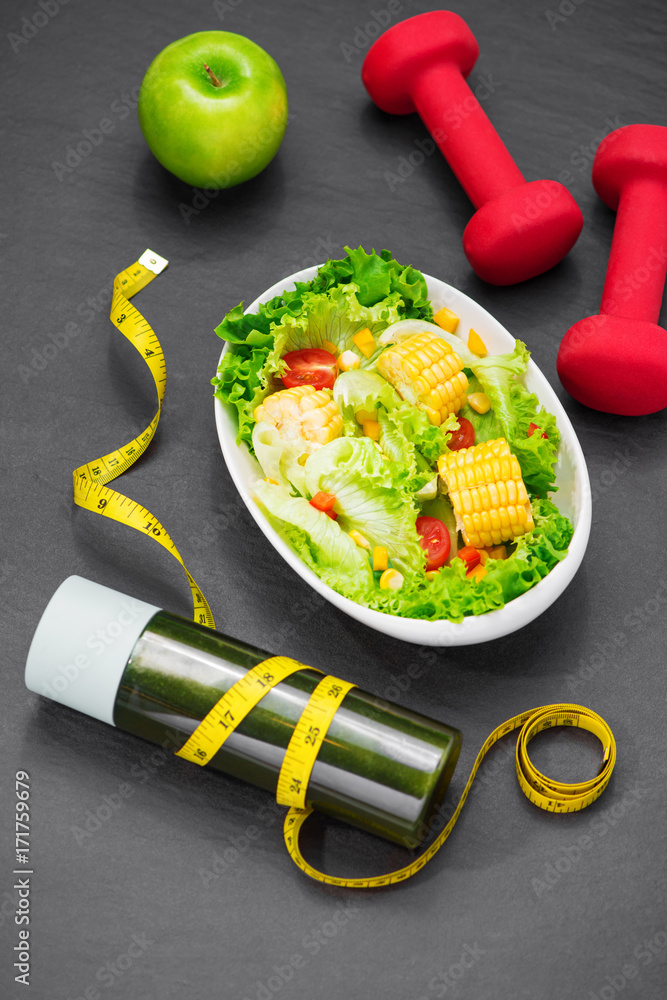 健康健身餐配新鲜沙拉。饮食理念。