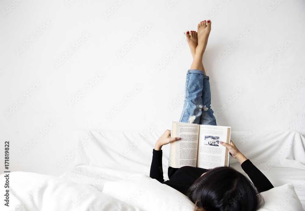 亚洲女性在家阅读生活方式