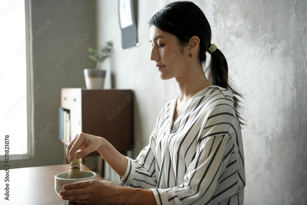 女性制作东方绿茶日本仪式