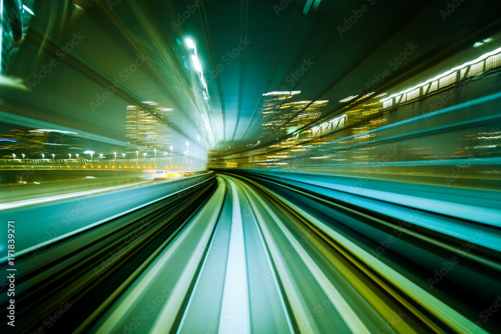 在城市轨道隧道中行驶的运动模糊列车。