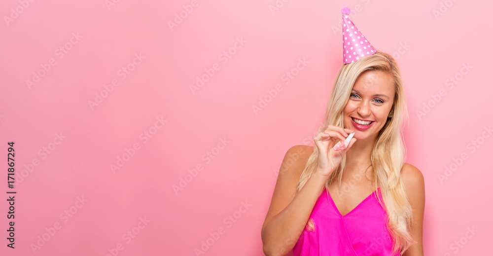 粉色背景下以派对为主题的年轻女性