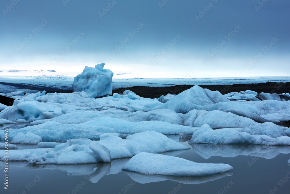 Fjallsallon冰川泻湖中的冰山