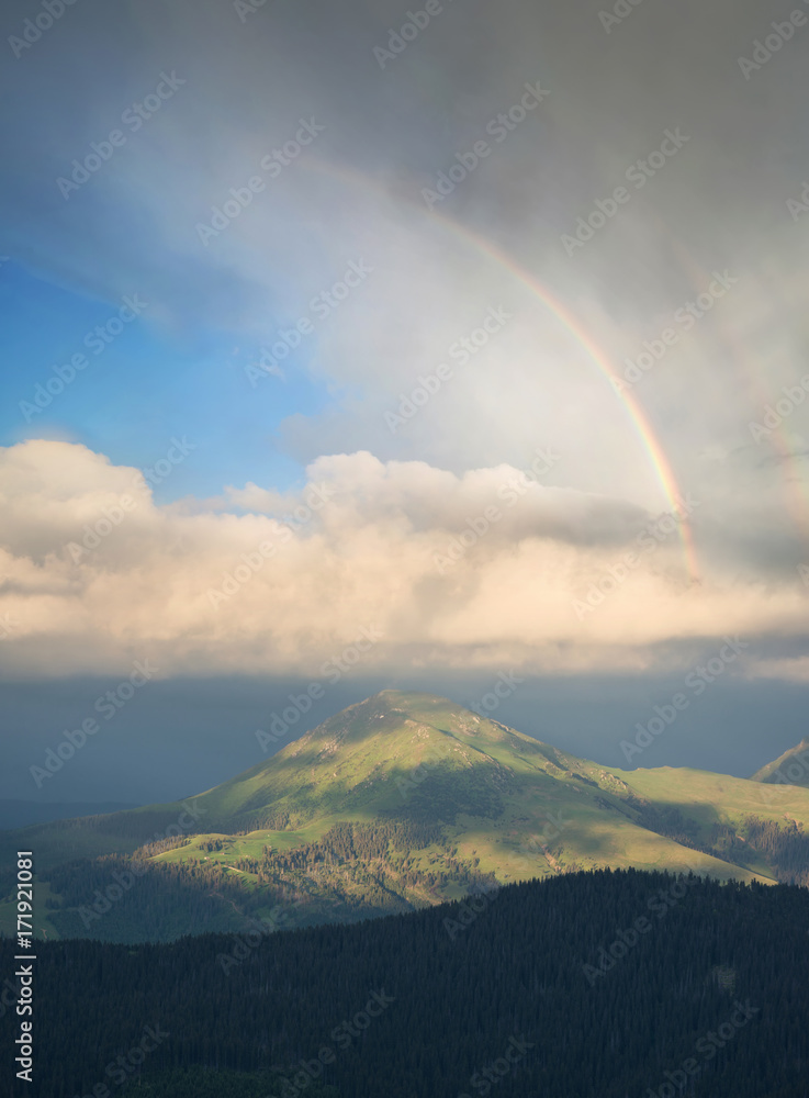 雨后山下彩虹。美丽的自然景观