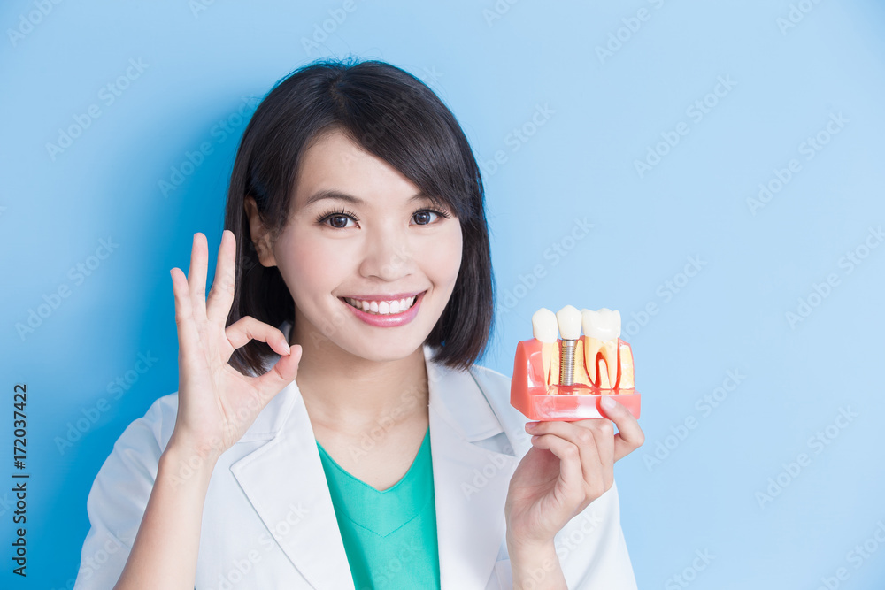 女牙医取种植牙