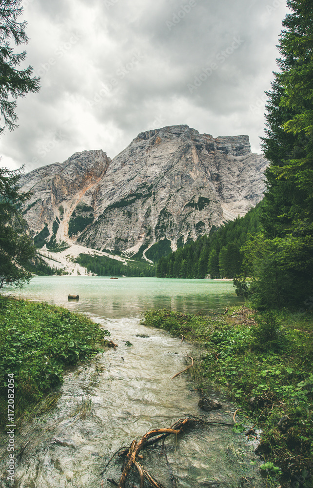 Fanes Sennes Braies自然公园的Lago di Braies或Pragser Wildsee。有清澈翡翠的山湖